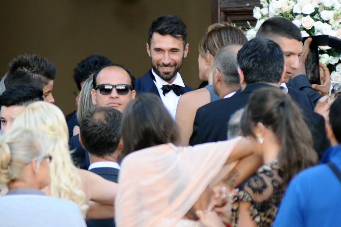 La folla di parenti e amici fa la fila per salutare lo sposo, bomber della Juventus. Evangelista